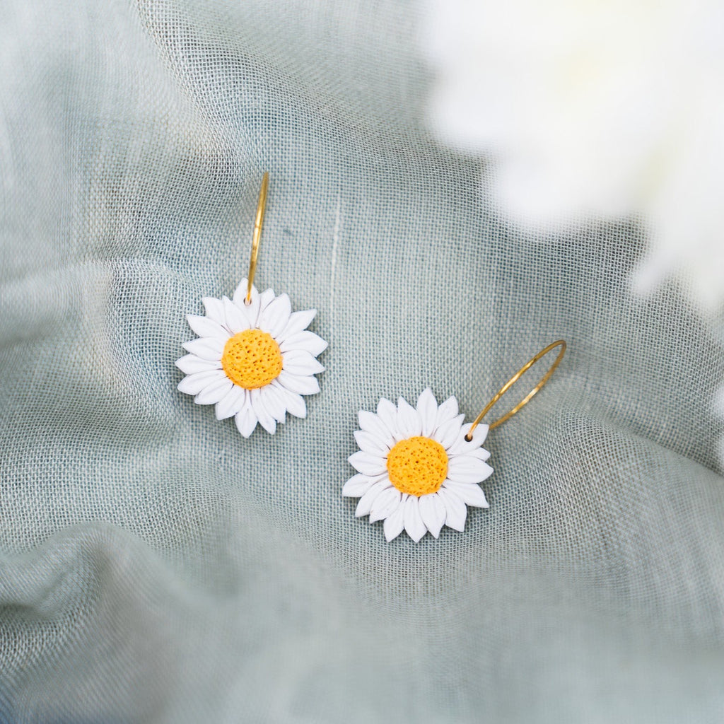 Cottage White Daisy Dangle Earrings